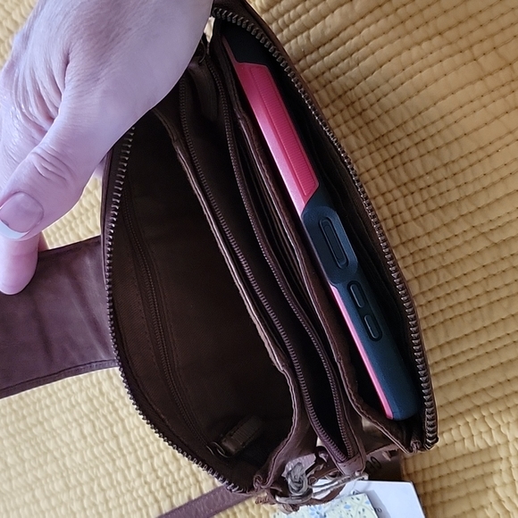 NEW! Super soft Genuine Leather Wristlet Wallet (12) Card Holder 8x4x2 Flap Snap - Picture 5 of 5